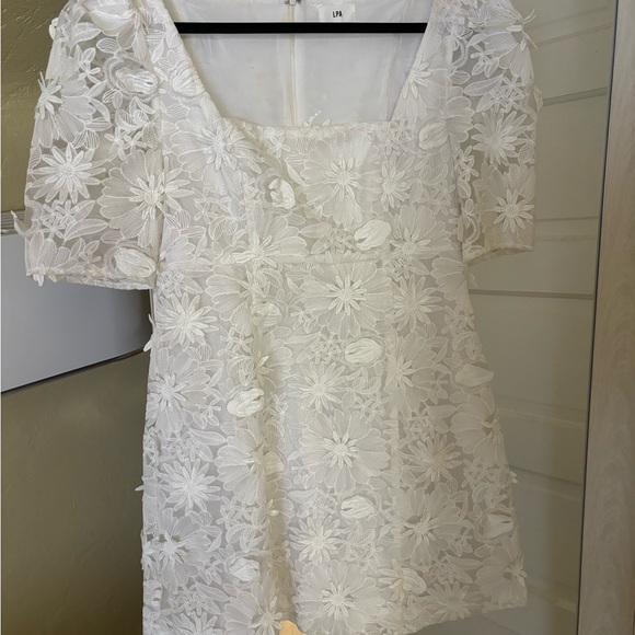 Elegant White Lace Dress - Picture 4 of 6